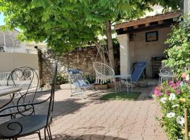 La capucinette à l’ombre du marronnier, hotel cu parcare din Maussane-les-Alpilles