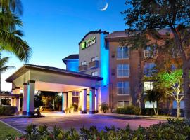 Holiday Inn Express & Suites Naples Downtown - 5th Avenue by IHG, hotel v destinaci Naples