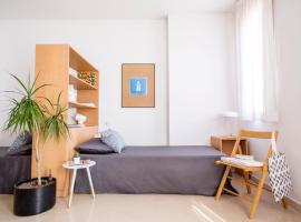 Residencia Universitaria Resa Francesc Giralt i Serrà, hotel in Terrassa