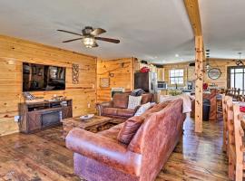 Serene Cabins with Decks and 8 Acres on Kiamichi River, hotel Big Cedarban