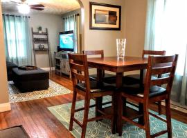 2BR Private House Available close to UE, hotel din Evansville