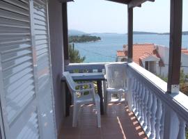 Apartments Lapa - 40 m from beach, hotel in Jezera