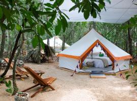 Rotamundos Mama Loomm, kamp s luksuznim šatorima u gradu 'Puerto Morelos'