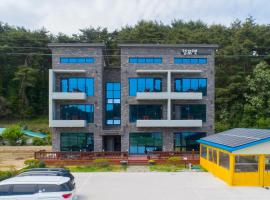 Gyeongpoen Pension: Gangneung, Gyeongpodae yakınında bir otel