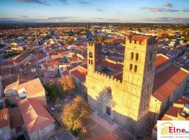 Maison au pied de la cathédrale, cazare din Elne