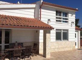 Villa 1,5km from Beach-Private floor w/Bathroom, מלון בPalumbo