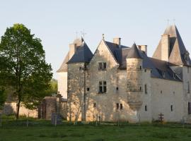 Château de Bois Charmant，Les Nouillers的有停車位的飯店