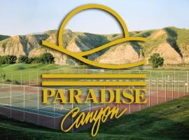 Paradise Canyon Golf Resort, Luxury Condo U409, hotel con campo de golf en Lethbridge