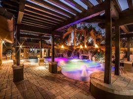 Estate Resort Style Oasis 6BDRM, 5.5 Bath Heated Pool with Misters, country house in Scottsdale