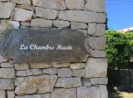 La Chambre Haute et son jardin dans les hauteurs de Nîmes