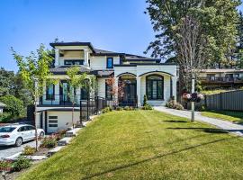 Luxury Vancouver Home with Patio & Views of Downtown, villa in Surrey