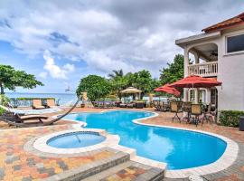 Oceanfront Majestic Beach House with Gym and Pool!, rannamajutus sihtkohas Discovery Bay