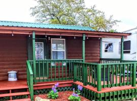 Top of the Hill RV Resort & Cabins, lodge i Waring