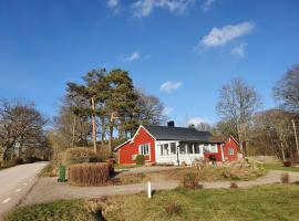 Super cozy cottage with large garden and lake view, seoska kuća u gradu Vargön