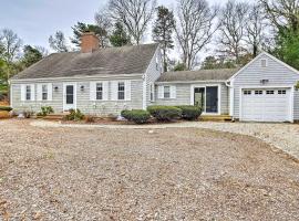 Family Home with Beach Gear and BBQ, Walk to Shore, hotell i Mashpee
