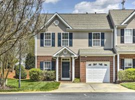 Inviting High Point Townhome with Patio and Privacy!, hotell med parkering i High Point