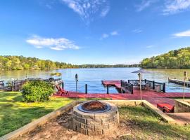 Waterfront A-Frame with Private Dock on Jackson Lake, Villa in Worthville