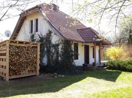 Dom koło Rewala – hotel w mieście Paprotno