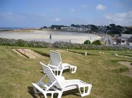 Rez de jardin avec piscine, vue directe sur la plage à 40 m