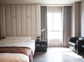 Grand Crystal Hotel, hotel v destinaci Sin-ču