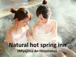 Ryokan with natural hot springs and okonomiyaki Miyajima-an Hiroshima, hotel in Miyajima