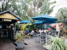 Nomads Noosa, hotel with parking in Noosa Heads