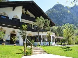 Pension Almhof Baumgarten、バートライヘンハルのゲストハウス