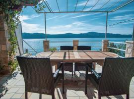 3 Bedroom Beach House with private sea access, hotel em Slano