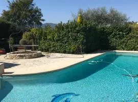 2 pièces dans villa avec piscine parking à 10 mins de Cannes