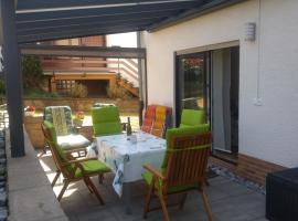 Gemütliche Wohnung im Westerwald, mit einer großen Terrasse!!, cheap hotel in Weitefeld