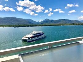 Cairns Waterfront Luxury at Harbourlights, apartment in Cairns