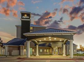 La Quinta Inn & Suites by Wyndham Panama City، فندق مع أحواض استحمام ساخنة في مدينة باناما
