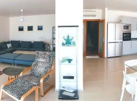 5 bedrooms villa with sea view private pool and enclosed garden at Datca 2 km away from the beach, hotel em Datça