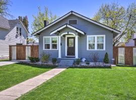 Charming Home in Downtown Nampa with Patio and Yard!, hotelli kohteessa Nampa lähellä maamerkkiä Ford Idaho Center Arena