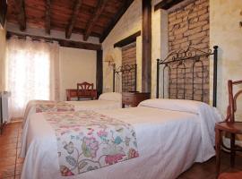 HOTEL RURAL LOS ABUELOS, pet-friendly hotel in Montemayor de Pililla