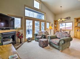 Frisco Townhome with Hot Tub - 10 Mi to Breckenridge, hotel in Frisco