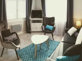 TERRASSE -100 m PLAGE -parking moto-GRAND APPARTEMENT-8 PERS