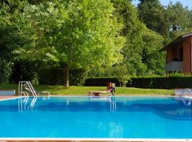 Rosalinde House, hotel in Colà di Lazise