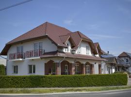 Főnix Apartmanház, cheap hotel in Nagypáli