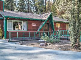 Serene Cabin with Hot Tub Less Than 1 Mi to Bear Mountain!, hotel din Big Bear Lake
