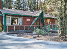 Cozy Cabin with Hot Tub Less Than 1 Mi to Bear Mountain Ski, hotell med parkeringsplass i Big Bear Lake