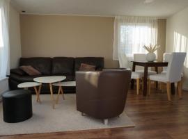 Modern chalet at holiday park in Opmeer near Amsterdam, hotel con parcheggio a Opmeer