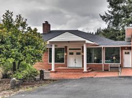 Charming Kelso Home with Proximity to Cowlitz River!, hotel with parking in Kelso