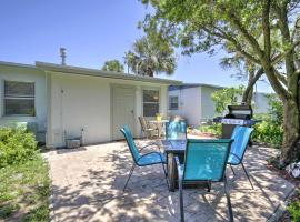 Cozy NSB Abode with BBQ and Fire Pit - Walk to Beach!, cabaña o casa de campo en New Smyrna Beach