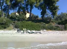 Halkiddiki-Kassandra-Mola Kalyva Traditional House in front of the sea
