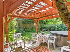 Private Home with Hot Tub and Patio Near Downtown Tulsa、タルサのホテル