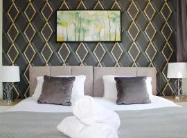 Homely and Budget Friendly 3 bed house Sleeps 6 Free Parking!