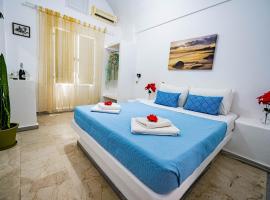 Join Us Low Cost Rooms, gistiheimili í Kamari