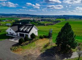The Gables at Quandary Vineyards، كوخ في Yamhill
