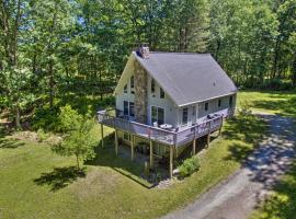 Spacious Home with Deck, Grill and Delaware River View, casa vacacional en Callicoon